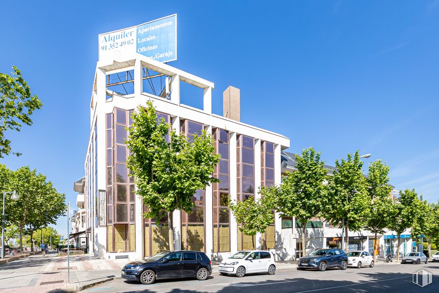 Oficina en alquiler en Edificio Las Jaras, Calle Luxemburgo, 4, Pozuelo de Alarcón, Madrid, 28223 con coche, edificio, cielo, rueda, vehículo terrestre, neumático, planta, vehículo, árbol y diseño urbano alrededor