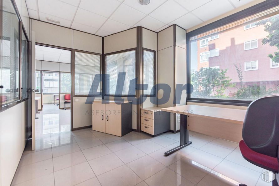 Retail for sale at Calle Rocinante, Fuencarral - El Pardo, Madrid, 28034 with chair, desk, property, window, building, plant, fixture, interior design, architecture and floor around