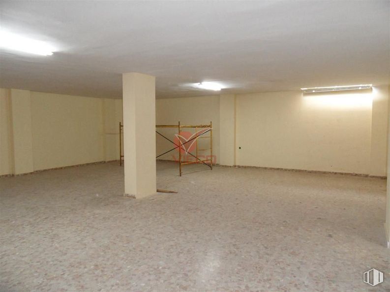 Retail for sale & for rent at Calle Hermanos Becerril, Cuenca, 16004 with lighting, wood, hall, flooring, floor, ceiling, concrete, plaster, hardwood and fixture around