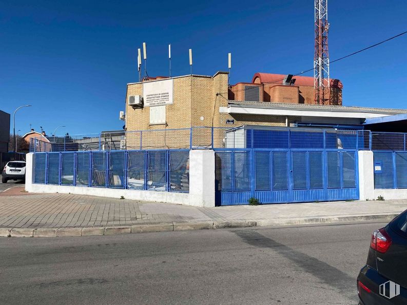 Nave en alquiler en Zona empresarial, San Blas - Canillejas, Madrid, 28022 con coche, edificio, cielo, asfalto, superficie de la carretera, pared, zona residencial, fachada, ventana y vehículo alrededor