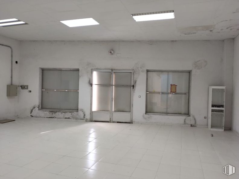 Industrial for sale at Calle Juan Ramón Jiménez, Corral de Almaguer, Toledo, 45880 with light fixture, door, lighting, window, fixture, architecture, floor, flooring, hall and ceiling around