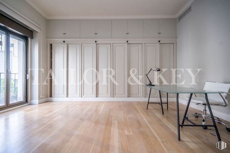 Oficina en alquiler y venta en Calle Serrano, Salamanca, Madrid, 28001 con silla, mesa, suelos, suelo, madera, interiorismo, suelos de madera, techo, apartamento y Inicio alrededor