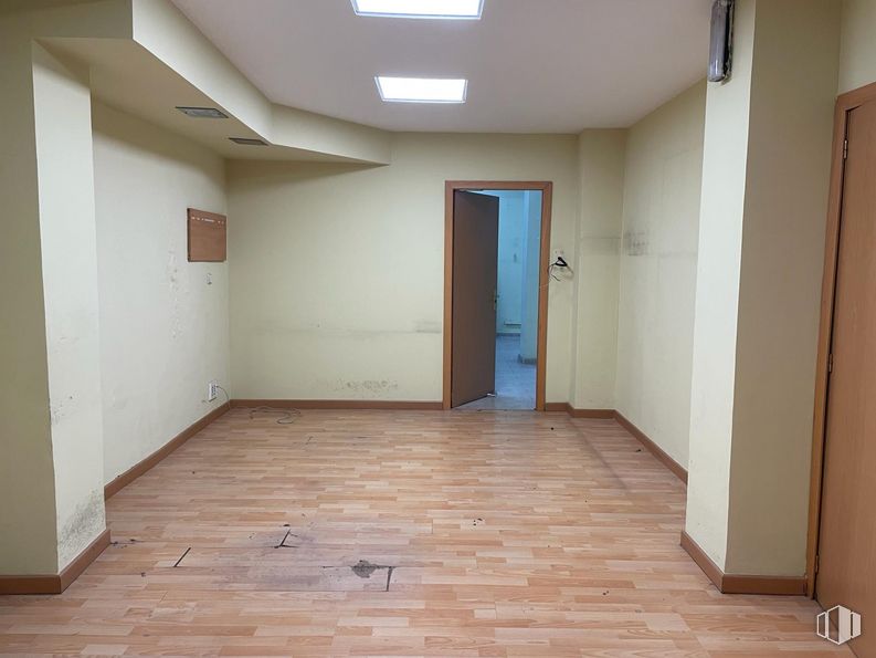 Retail for sale & for rent at Calle Betanzos, Alcorcón, Madrid, 28925 with light fixture, lighting, fixture, wood, interior design, flooring, hall, floor, door and ceiling around