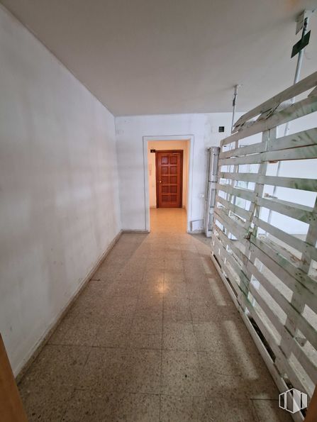 Local en venta en Avenida Doctor Toledo, Las Rozas de Madrid, Madrid, 28230 con puerta, propiedad, edificio, accesorio, madera, piso, pavimentos, pared, simetría y madera alrededor