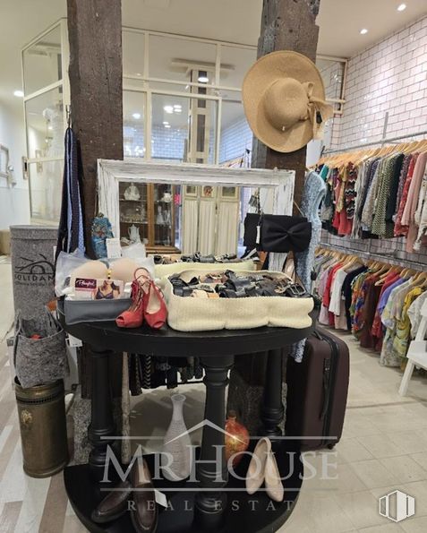 Retail for sale at Calle San Joaquín, Centro, Madrid, 28004 with hat, shoe, sun hat, handbag, tire, wheel, fedora, automotive design, shelving and automotive tire around