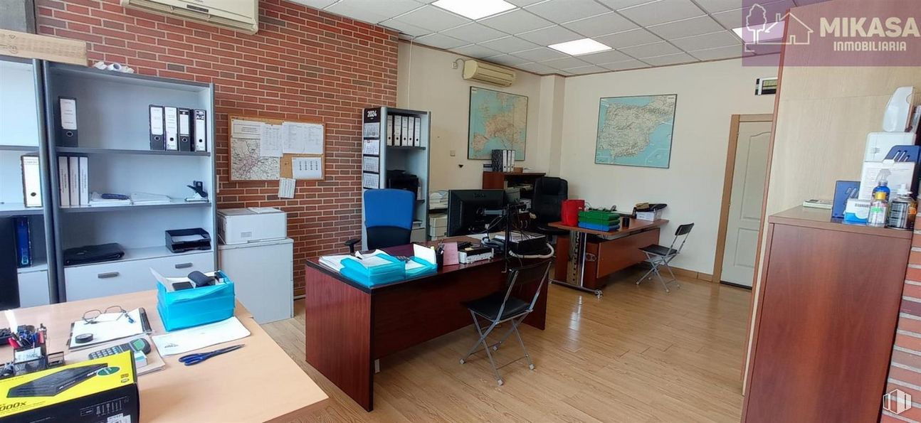 Industrial for sale at Polígono Las Cubiertas, Griñón, Madrid, 28971 with desk, chair, furniture, table, picture frame, lighting, building, interior design, flooring and floor around