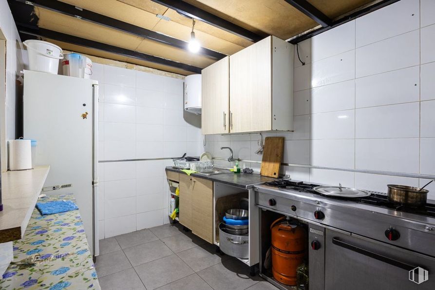 Industrial for sale at Calle José del Pino, 47, Villaverde, Madrid, 28021 with refrigerator, cabinetry, cupboard, flooring, major appliance, floor, ceiling, kitchen, interior design and lighting around