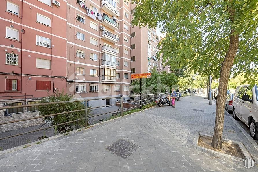 Retail for sale at Calle Juan Francisco Pascual, 2, Hortaleza, Madrid, 28033 with car, building, plant, window, tire, tree, road surface, architecture, urban design and wheel around