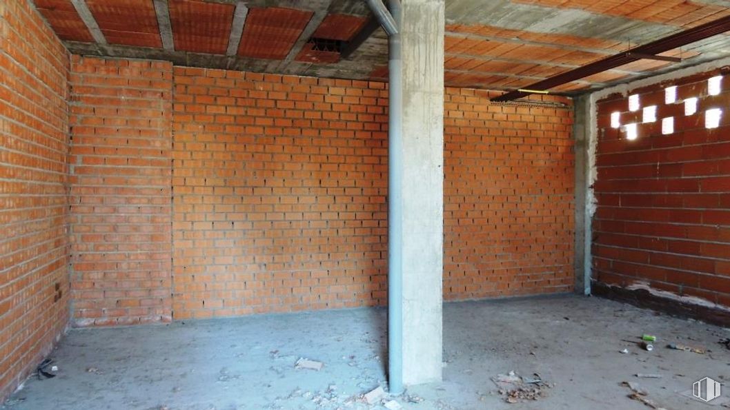 Retail for sale at Calle Rio Sorbe, Azuqueca de Henares, Guadalajara, 28013 with property, building, brickwork, wood, brick, floor, flooring, building material, beam and wall around