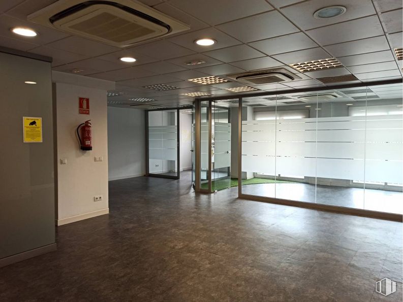 Oficina en alquiler en Avenida de Brasil, 4, Tetuán, Madrid, 28020 con propiedad, accesorio, pasillo, diseño de interiores, piso, pavimentos, techo, espacio, edificio y evento alrededor