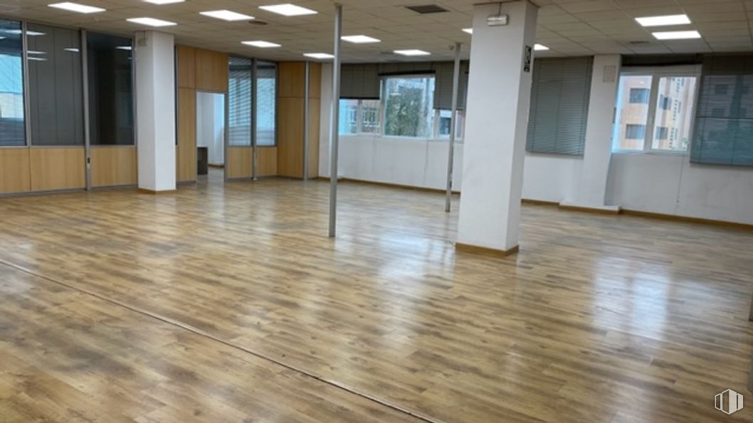 Office for rent at Calle Nestares, 20, Arganzuela, Madrid, 28045 with fixture, wood, hall, floor, flooring, building material, wood stain, hardwood, ceiling and varnish around