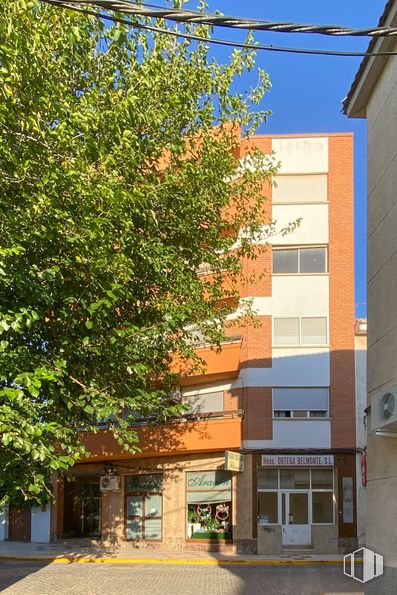 Retail for sale at Paseo Estación, 20, Tarancón, Cuenca, 16400 with building, window, daytime, property, sky, plant, architecture, urban design, biome and wall around