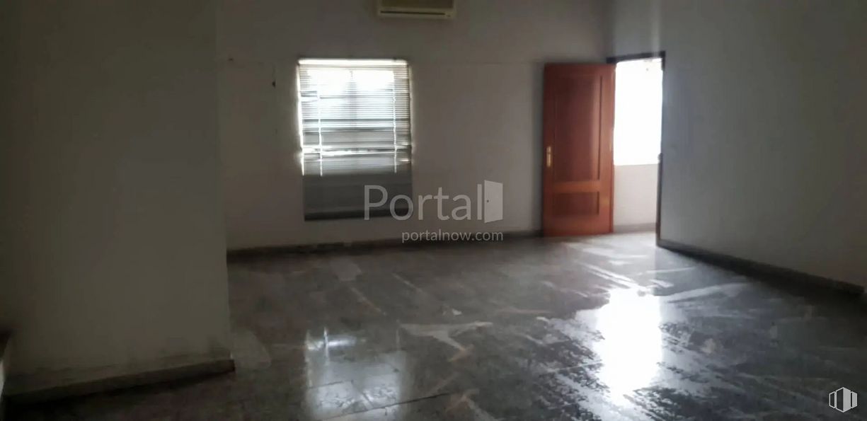 Industrial for sale at Calle Isaac Peral, Valdemoro, Madrid, 28341 with window blind, fixture, window, wood, floor, flooring, hall, hardwood, tints and shades and shade around