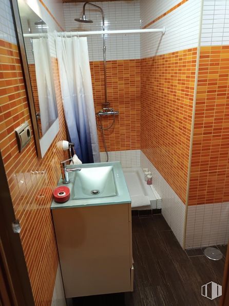 Retail for sale at Calle Espejo, 2, Centro, Madrid, 28013 with sink, brown, tap, plumbing fixture, bathroom sink, property, building, fixture, bathroom and mirror around