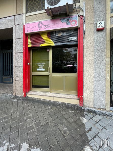 Local en alquiler en Barrio de la Concepción, Ciudad Lineal, Madrid, 28027 con puerta, edificio, superficie de la carretera, acera, accesorio, tintes y matices, ladrillo, ventana, fachada y carretera alrededor