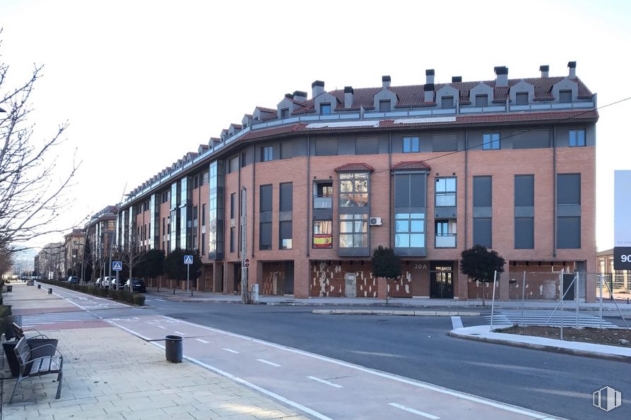 Local en alquiler y venta en Avenida Príncipe de Asturias 20, Alovera, Guadalajara, 19208 con edificio, mesa de trabajo, cielo, ventana, diseño urbano, árbol, casa, fachada, edificio comercial y ciudad alrededor