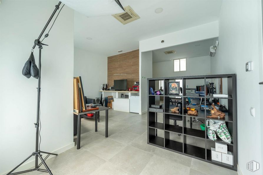 Local en venta en Calle Vereda del Carmen, 21, Ciudad Lineal, Madrid, 28017 con zapato, calzado, mesa, mueble, interiorismo, estante, suelos, estantería, techo y arte alrededor