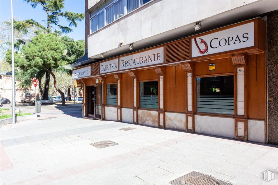 Local en venta en Calle Boltaña, 118, San Blas - Canillejas, Madrid, 28022 con propiedad, edificio, ventana, arquitectura, planta, superficie de la carretera, puerta, árbol, inmobiliario y fachada alrededor