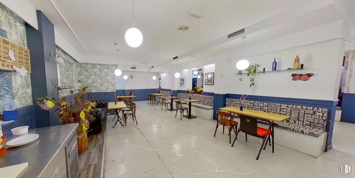 Local en alquiler en Costanilla San Andrés, 20, Centro, Madrid, 28005 con silla, lámpara, mesa, alumbrado, encimera, mesa de cocina y comedor, mueble, interiorismo, suelo y hall alrededor