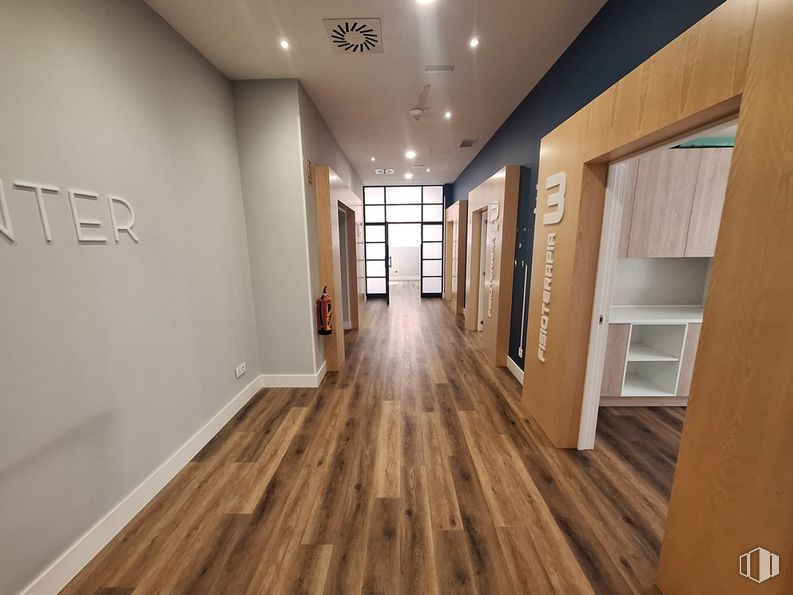 Retail for rent at Zona Hortaleza, Hortaleza, Madrid, 28042 with building, fixture, wood, interior design, hall, floor, flooring, door, wood stain and hardwood around