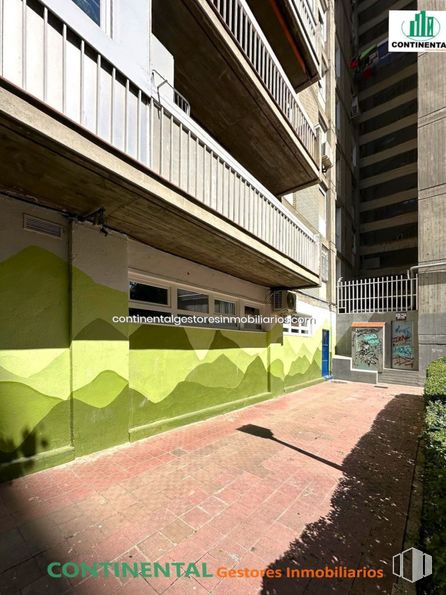 Local en venta en Calle Camarena, La Latina, Madrid, 28047 con edificio, planta, diseño urbano, sombra, rectángulo, hierba, inmobiliario, fachada, condominio y tintes y matices alrededor