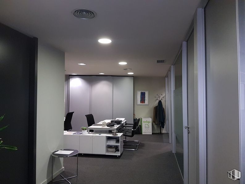 Oficina en venta en Avenida Valladolid, Moncloa - Aravaca, Madrid, 28008 con mesa, silla, diseño automotriz, accesorio, encendiendo, diseño de interiores, edificio, suelo, pared, piso y mediante alrededor