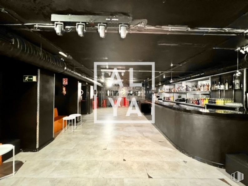 Local en alquiler en Zona Gaztambide, Chamberí, Madrid, 28015 con interiorismo, suelo, suelos, ciudad, techo, metal, máquina, evento, diseño automovilístico y accesorio alrededor