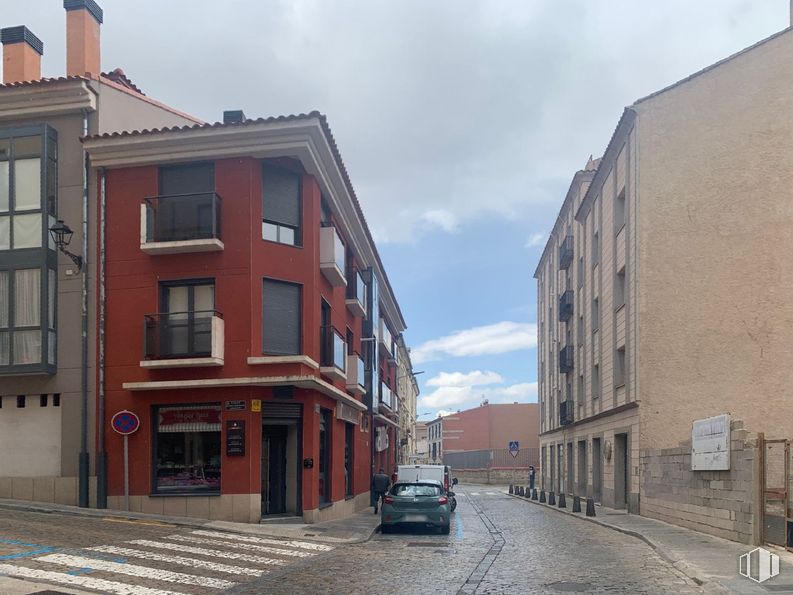 Retail for sale at Calle Jerónimo Gracián, Ávila, 05001 with car, building, window, sky, property, cloud, infrastructure, road surface, vehicle and asphalt around