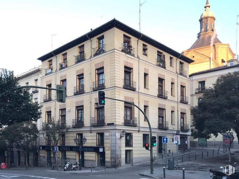 Local en venta en Plaza Cruz Verde, 1, Centro, Madrid, 28005 con edificio, cielo, ventana, árbol, arquitectura, diseño urbano, casa, barrio, vía pública y fachada alrededor