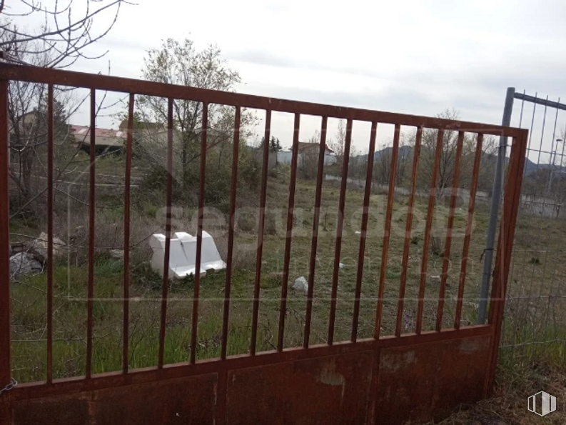 Land for sale at Calle Cruz Caídos, 12, Lozoyuela-Navas-Sieteiglesias, Madrid, 28752 with sky, plant, fence, cloud, tree, wood, grass, landscape, composite material and metal around