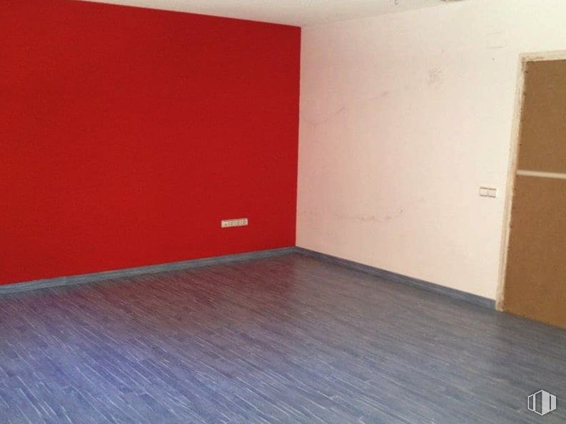 Local en venta en Calle Valencia, 62, Sigüenza, Guadalajara, 19250 con suelos, pared, rojo, suelo, techo, habitación, suelos de madera, pintura, tinte para madera y suelo laminado alrededor