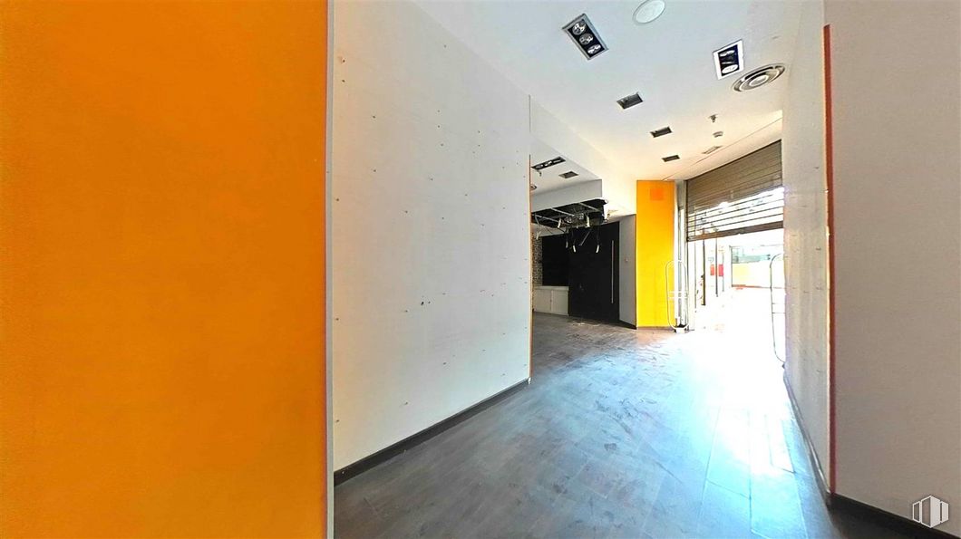 Retail for sale at Calle Alcalá, Ciudad Lineal, Madrid, 28017 with hall, floor, flooring, building, wood, fixture, ceiling, paint, concrete and room around