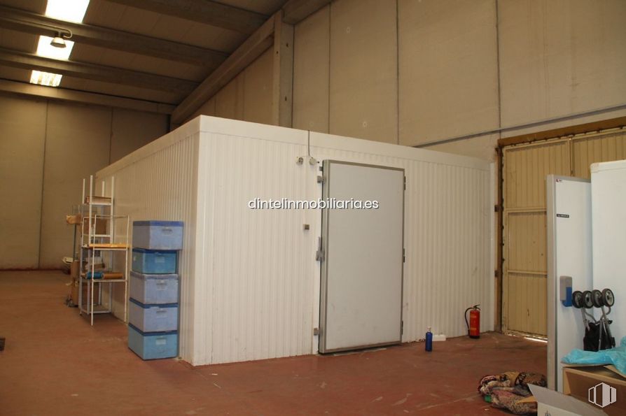 Industrial for sale at Polígono Vicolozano, Ávila, 05194 with wood, flooring, floor, fixture, hall, hardwood, ceiling, plywood, room and building around