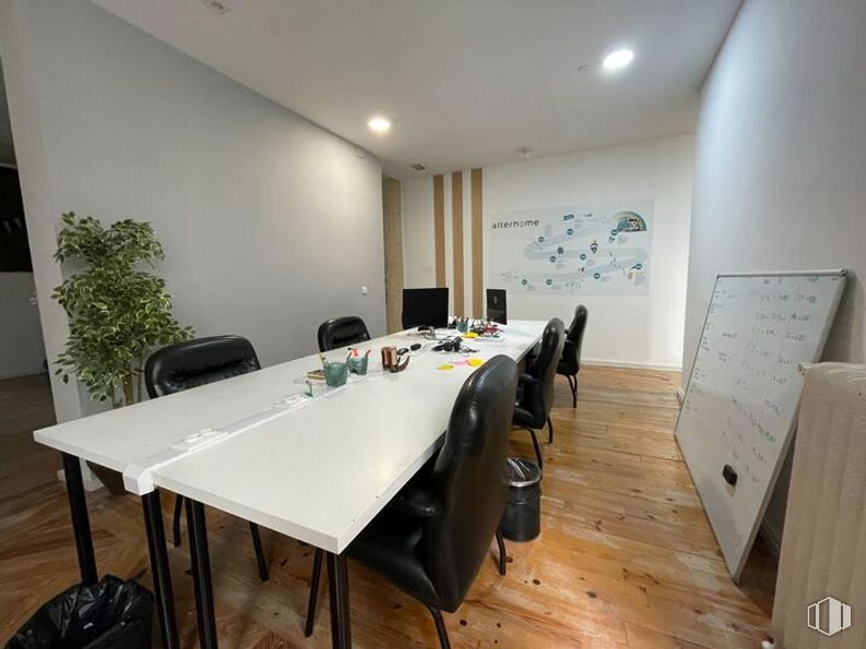 Oficina en alquiler en Calle Alfonso XII, 8, Retiro, Madrid, 28014 con mesa, silla, planta, mueble, edificio, madera, casa, interiorismo, suelos y suelo alrededor