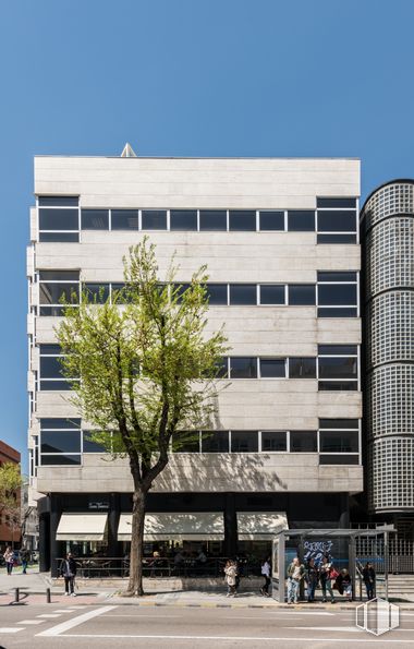 Oficina en alquiler en E 2, Calle Julián Camarillo, 29, San Blas - Canillejas, Madrid, 28037 con edificio, cielo, diseño urbano, árbol, propiedad material, bloque de torres, fachada, ciudad, edificio comercial y condominio alrededor