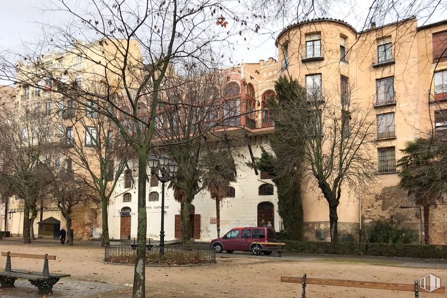 Local en alquiler en Calle Juan Bravo, 6, Segovia, 40001 con coche, mesa de trabajo, edificio, ventana, cielo, planta, árbol, barrio, espacio público y diseño urbano alrededor