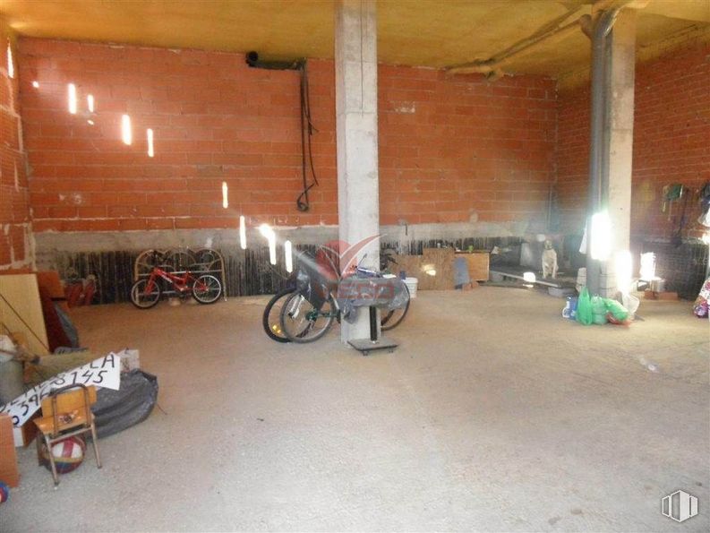 Retail for sale at Calle Coronilla del Buen Suceso, Cuenca, 16004 with tire, bicycle, wheel, floor, flooring, motor vehicle, wood, hall, vehicle and ceiling around