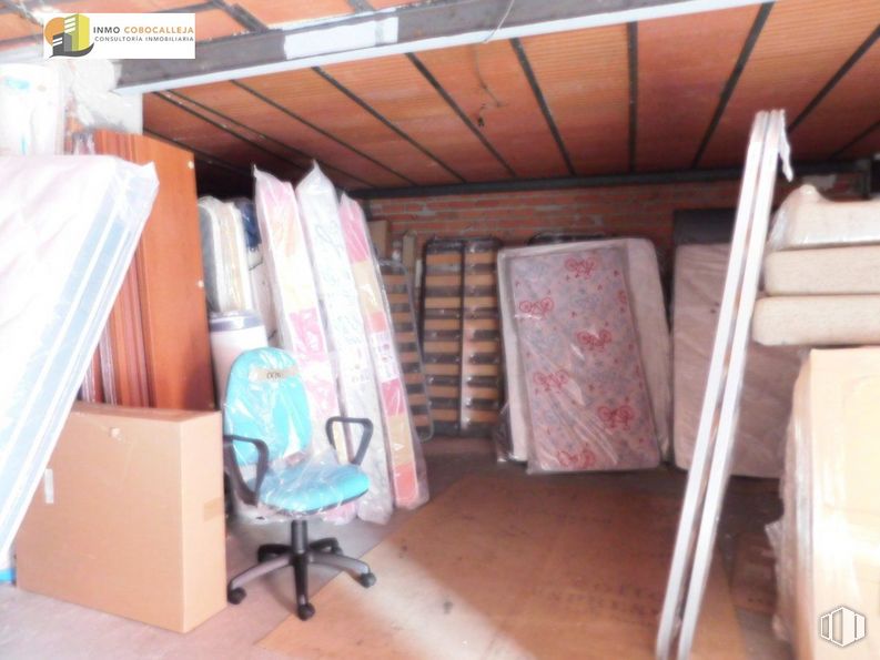 Retail for rent at Zona Centro, Parla, Madrid, 28980 with chair, box, wood, floor, flooring, window, house, hardwood, room and building around