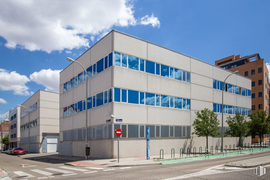 Office for rent at Calle Nestares, 20, Arganzuela, Madrid, 28045 with building, cloud, sky, window, street light, urban design, tower block, condominium, commercial building and city around