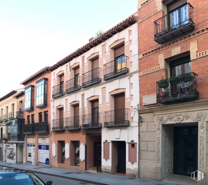 Retail for sale & for rent at Calle Miguel Fluiters, Guadalajara, 19001 with window, building, door, car, property, sky, fixture, urban design, neighbourhood and house around