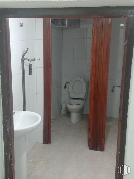 Retail for sale at Calle Elfo, Ciudad Lineal, Madrid, 28027 with toilet, sink, plumbing fixture, tap, product, fixture, bathroom, bathroom sink, toilet seat and purple around