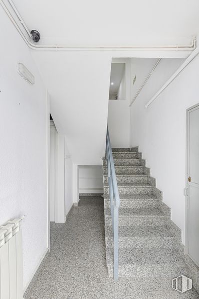 Nave en venta en Calle Artesanía, 7, Coslada, Madrid, 28820 con puerta, escaleras, accesorio, hall, suelos, suelo, madera, material compuesto, pasamanos y vidrio alrededor