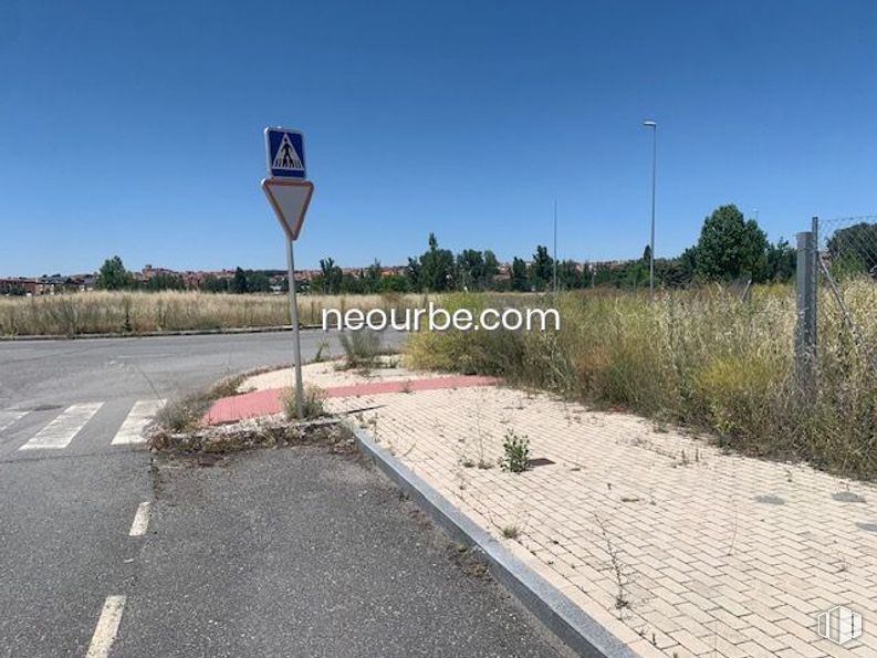 Land for sale at Calles Juan Aurelio Sánchez Tadeo, Ávila, 05003 with sky, plant, tree, street light, road surface, asphalt, land lot, tar, grass and sidewalk around