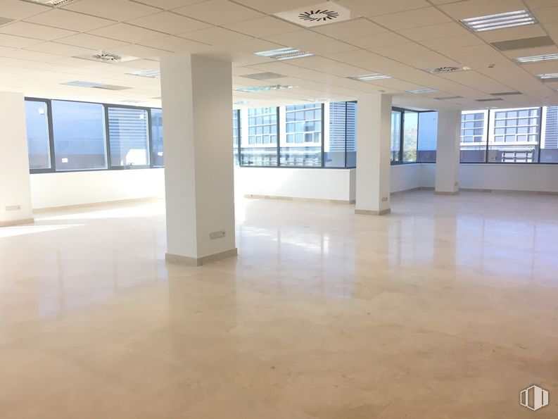 Office for rent at Edificio Europa I, Avenida Fuencarral, 24, Alcobendas, Madrid, 28108 with window, fixture, wood, hall, flooring, interior design, floor, building, tile flooring and real estate around