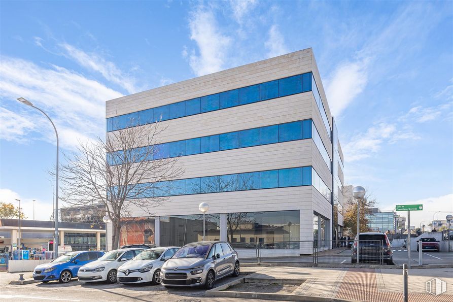 Retail for rent at Avenida Industria, 37, Alcobendas, Madrid, 28108 with car, building, cloud, automotive parking light, sky, wheel, land vehicle, tire, vehicle and street light around