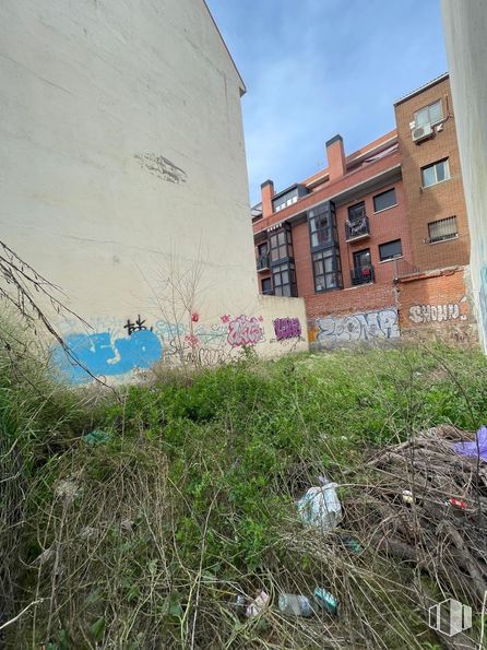 Land for sale at Calle Nuestra Señora de la Antigua, Carabanchel, Madrid, 28025 with window, building, wall, graffiti, paint, street art, concrete, mural and suburb around