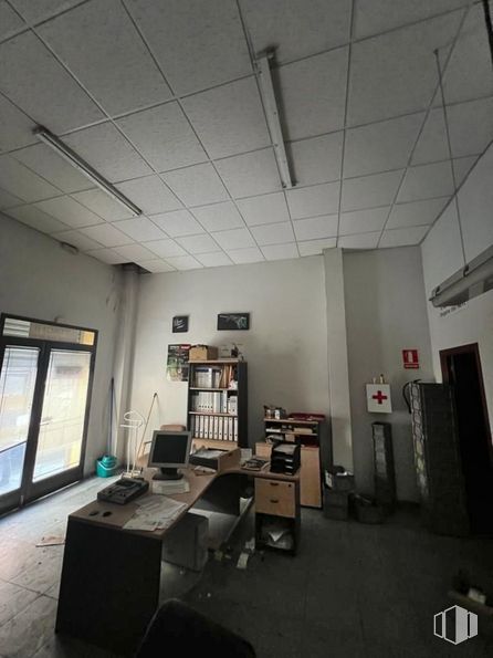 Local en venta en Avenida de los Carabancheles, Alcorcón, Madrid, 28921 con mesa, alumbrado, mueble, edificio, ventana, interiorismo, suelos, suelo, gas y techo alrededor