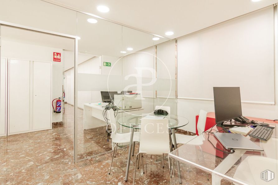 Oficina en venta en Calle Orense, Tetuán, Madrid, 28020 con silla, puerta, escritorio, edificio, mesa, ordenador, interiorismo, silla de oficina, suelos y suelo alrededor