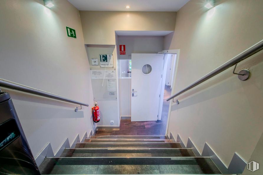 Local en venta en Calle Batalla del Salado, Arganzuela, Madrid, 28045 con suelos, suelo, interiorismo, puerta, escaleras, techo, pasamanos, plata, pintura y limpieza alrededor