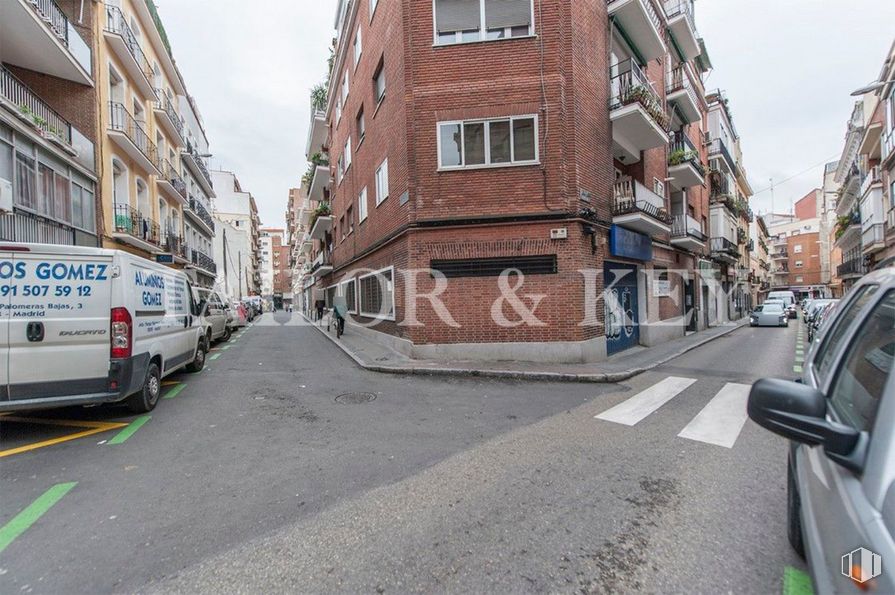 Local en venta en Calle Berruguete, Tetuán, Madrid, 28039 con camioneta, ventana, luz de estacionamiento, vehículo terrestre, edificio, coche, vehículo, neumático, rueda y infraestructura alrededor